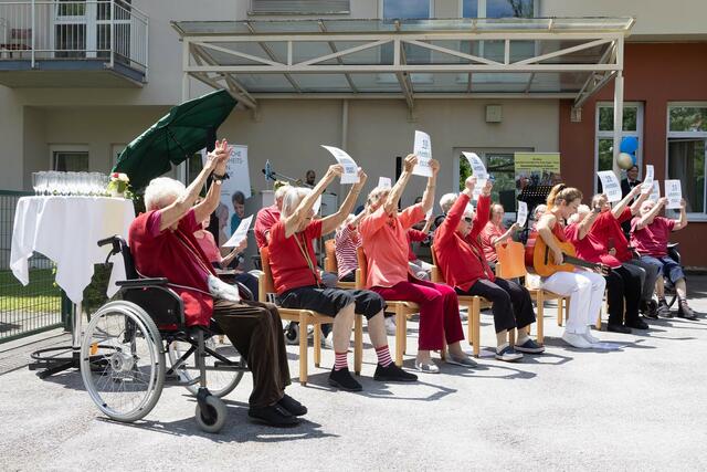Die Bewohnerinnen und Bewohner des Pflegewohnheims sorgten beim Jubiläumsfest mit einer Tanzeinlage für Unterhaltung. | Foto: GGZ