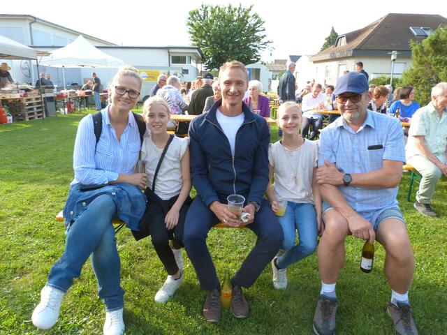 Die flottesten unter den Besuchern retteten sich noch erste Reihe Plätze für die spannenden Spiele.