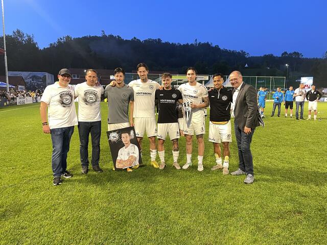 Michael Münzer, Heimo Blümel und Bernd Osprian mit den fünf Kickern, die sich von Voitsberg verabschieden. | Foto: Almer