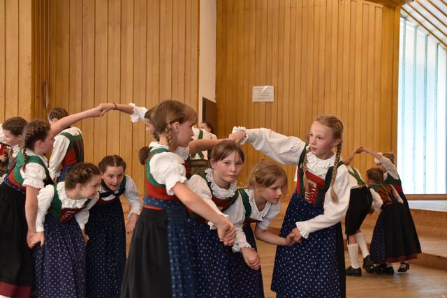 Beim Auftritt: Die Kinder des Trachtenvereins "Die Naviser" | Foto: Kainz