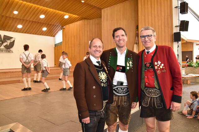 Der Fulpmer Obmann Benedikt Pfurtscheller (Mitte) mit Landesobmann Alexander Schatz (l.) und Bezirksobmann Alex Weber (r.) | Foto: Kainz