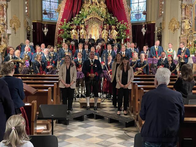 Gemeinsames Singen der Chöre in der Pfarrkirche in Thaur.