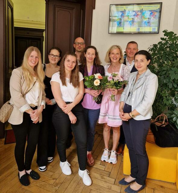 v.l.n.r. Sandler Julia, Goll Isabella, Bergmann Magdalena, Sandler Manfred, von der Bildungsdirektion NÖ Mag. Astrid Leutmezer, VHS-Erwachsenenbildnerin Dr. Elke Schiebl-van Veen, Widhalm Roland, Leopoldinger Snejana-Layinia (nicht auf dem Foto Artner Pauline, sie legt die Prüfung extern ab) | Foto: Privat