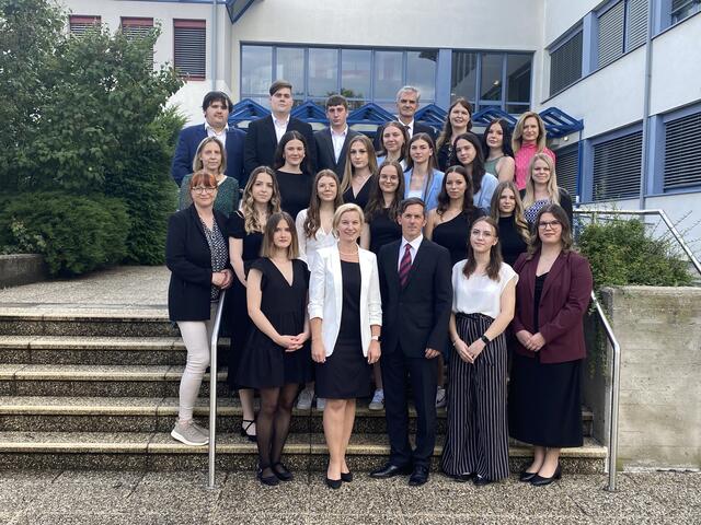 5AK: BINDER Leonie, BUZETZKI Florian. DOMNANOVICH David, FÖRSTL Natalie, GOTTSGRABER Sophie, GRATH Helena, HALBAUER Leon – nicht am Foto, HATZ Anja, KANCZ Natalia, KARNER Leonie, LACKNER Sarah, LIPP Sophie, PALLESCH Julia, PAUER Luise, PILSITS Melanie, RACZ Victoria, STEINER Julia, TANZER Manuel, WAXHOFER Sarah
ProfessorInnen: 
Mag. Gesa Buzanich, Mag. Katharina Grainer, Mag. Kurt Supper, Mag. Ramona Hedl, Mag. Henrietta Marinov-Klein, Mag. Jennifer Radnasich, 
Dir. Mag. Sonja Hasler, KV Mag. Manfred Wiedenhofer
