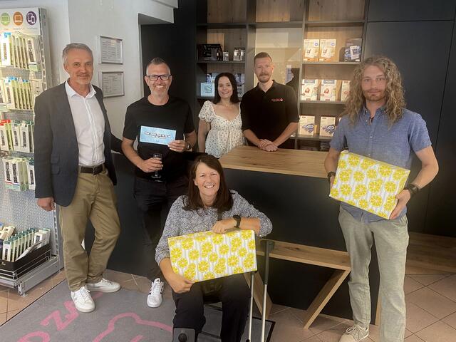 Die Gewinner Wolfgang Neurauter, Claudia Baumgartner und Andy Schlabe mit GWTelfs-Geschäftsführer Gordon Köll, Maria Praxmarer und Andreas Steffan (beide Red Zac).  | Foto: GWTelfs