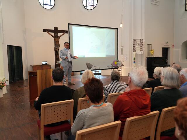 Einen anderen Aspekt der Langen Nacht der Kirchen deckte beispielsweise der Vortrag von Politikwissenschafter Gerhard Mangott in der evangelischen Christuskirche ab.  | Foto: dibk