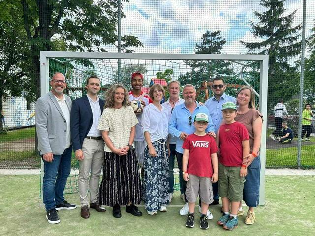 StR. Norbert Horvath, GR Kevin Pfann, SQM Sonja Schärf-Stangl, Profifußball Emilian Metu, stellvertretende Direktorin Gerda Metu, ehm.Fussballprofi Stephan Marasek, Labg. und Vzbgm. Rainer Spenger, Labg. und GR Phillip Gerstenmeier, Elternvereinsobfrau Anna Horvath mit Janosch und Theodor  | Foto: VS Josefstadt