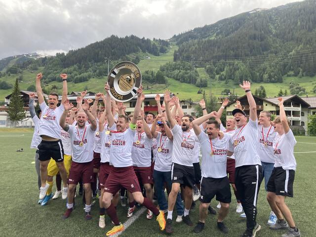 Die Freude bei der offiziellen Meisterfeier beim letzten Heimspiel am 8. Juni war groß.  | Foto: Elisabeth Zangerl