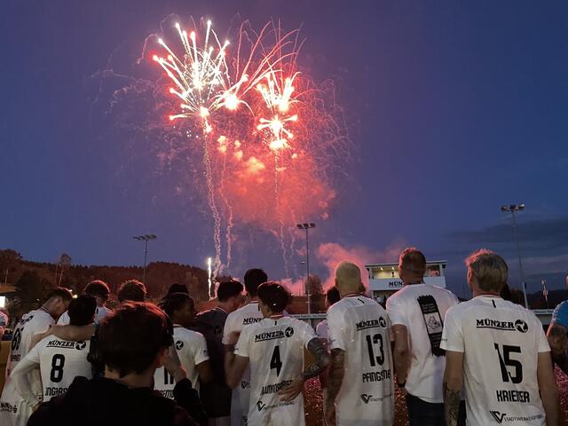 Auch die Kicker bestaunten das Feuerwerk am Voitsberger Nachthimmel. | Foto: Almer