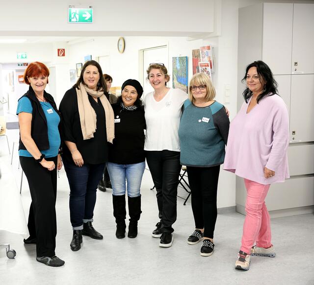 "wohnpartner setzt zahlreiche Aktivitäten im Zeichen der Frauen, die Angebote sind wie immer kostenlos und niederschwellig", sagt Vizebürgermeisterin und Frauen- und Wohnbaustadträtin Kathrin Gaál (2. von links) beim Besuch des Selbstbehauptungs-Workshops mit Trainerin und Kursteilnehmerinnen sowie mit wohnpartner-Leiterin Claudia Huemer (rechts) und wohnpartner-Bereichsleiterin Ebru Ayas (Mitte). | Foto: Stadt Wien/Martin Votava