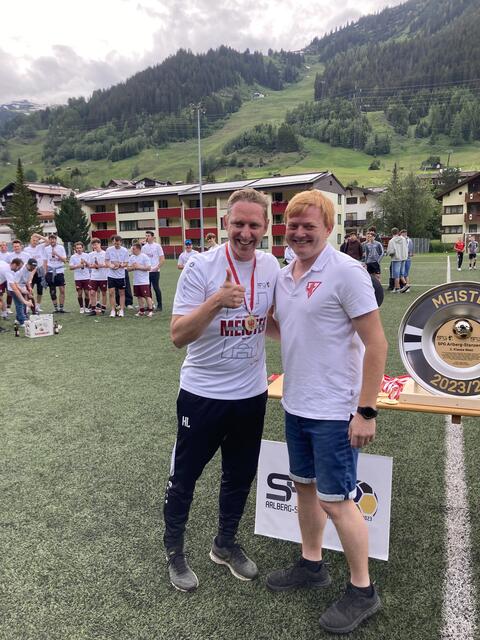 Trainer Heiko Luchetta und Daniel Deutschmann, der Landecker Bezirksobmann des Tiroler Fußballverbandes.  | Foto: Elisabeth Zangerl