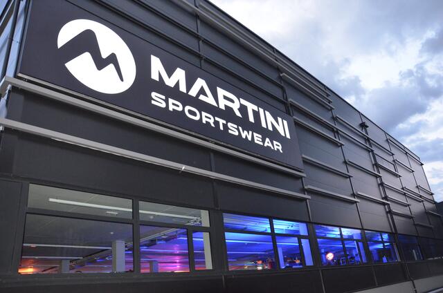 Das neue Martini-Logistikzentrum in Annaberg zeichnet sich durch seine zukunftsorientierte Architektur und nachhaltige Technologien aus. Ein zweistelliger Millionenbetrag wurde in das hochmoderne Lagersystem investiert, das die gesamte Logistik wieder in-house ermöglicht. Zusätzlich wird der Strombedarf des Gebäudes durch eine Photovoltaikanlage gedeckt, die zusammen mit einem Batteriespeicher einen hohen Autarkiegrad ermöglicht. | Foto: Maria Astner-Meißnitzer