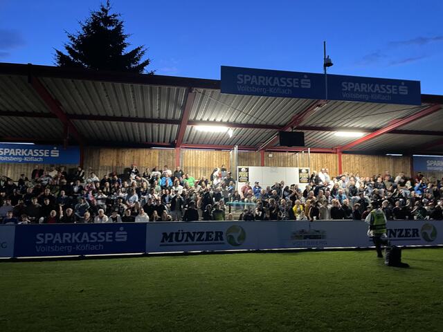 Volle Tribüne, insgesamt wollten über 1.300 Fans bei der Meisterparty dabei sein. | Foto: Almer