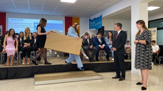 Überraschung für Klassenvorstand Manfred Wiedenhofer, der die Feier auch mit seiner Schulband umrahmte