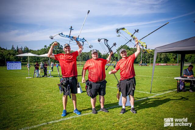 Nico Wiener, Thomas Preisser und Michael Matzner jubelten über den Teamsieg beim European Grand Prix in Porec. | Foto: World Archery