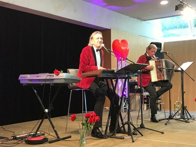 Beste Unterhaltung bot auch das tiefsinnige Kabarett “Amore” von Hubert Trenkwalder und Markus Linder im Haus der Begegnung. | Foto: dibk