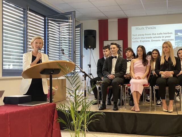 Dir. Mag. Sonja Hasler verabschiedete die HAK-AbsolventInnen