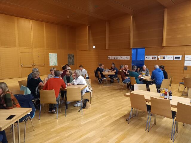 Rund 30 Personen aus Wenns brachten ihre Ideen beim ersten Treffen für das Mobiltätskonzept ein.  | Foto: Gemeinde Wenns