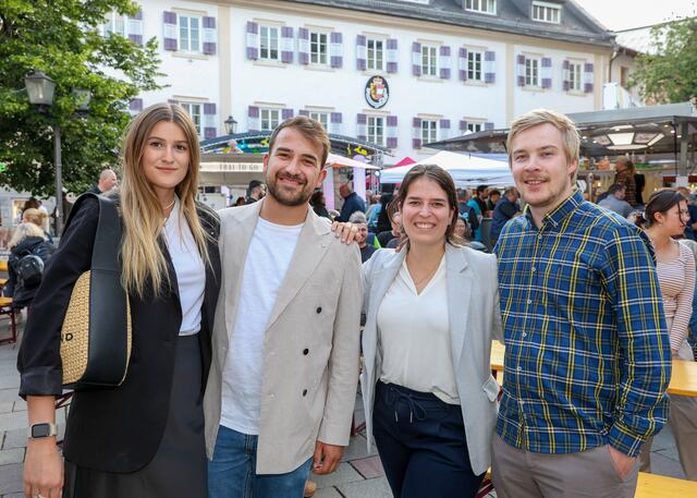 Schauten sich die Vespas an: Sophia , Sebastian , Anna und Justus.