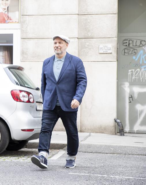 Spitzenkandidat Günther Hopfgartner (KPÖ) am Sonntag anlässlich seiner Stimmabgabe im Rahmen der EU-Wahl in Wien.  | Foto: APA/Stgeinmaurer