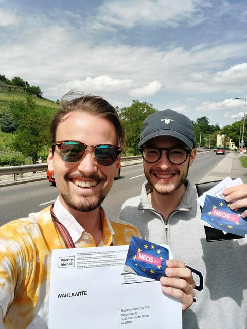 EU-Kandidat Julius Lajtha war in seiner Heimatgemeinde Klosterneuburg wählen – und hat Bruder Valentin zur Verstärkung mitgebracht. | Foto: NEOS