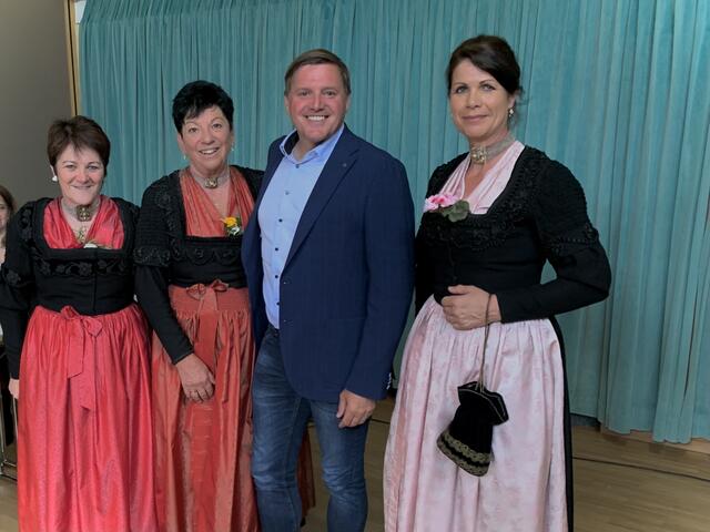 Werfenwengs neuer Bürgermeister Kurt Daxer (2.v.re) mit den Trachtenfrauen Claudia Huber, Lisi Weissacher und Maria Astner-Meißnitzer (v.li.). 
