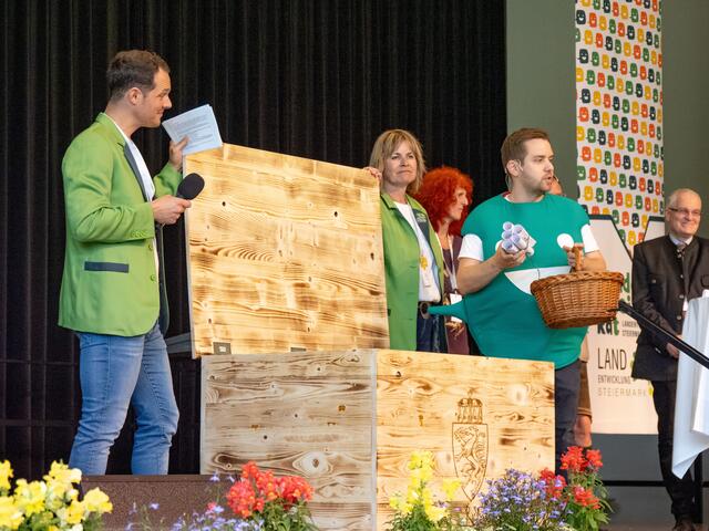 Die Schriftrollen werden in die Schatzkiste gelegt | Foto: Elena Königshofer