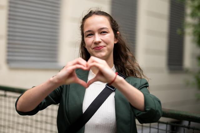 Die Spitzenkandidatin der Grünen, Lena Schilling nach der Abgabe ihrer Stimme. Die Grünen kamen bei der letzten EU-Wahl 2019 mit 14,08 Prozent (-0,44) auf Platz vier. | Foto: APA