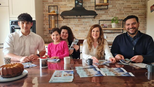 Joel, Rahel, Yael, Ines und Turgay Yilmaz bereiten sich auf die Einladungsaktion zum diesjährigen             
Sommerkongress in Wels vor
(Foto FMZ)
