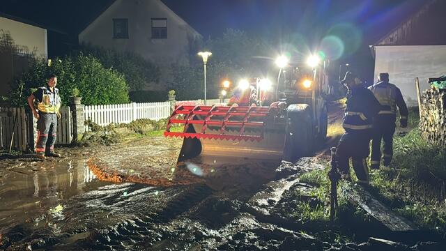 Bilder der Verheerung: Alle Feuerwehren der Region Hartberg sind seit Sonntagabend im Einsatz. Nun helfen auch Kräfte aus anderen Teilen der Steiermark mit. | Foto: zVg