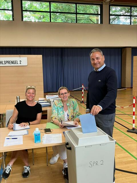 Bürgermeister Michael Cech bei der Wahl, Wahlkommission Barbara Benesch (links) und Manuela Dundler-Strasser. | Foto: Cech