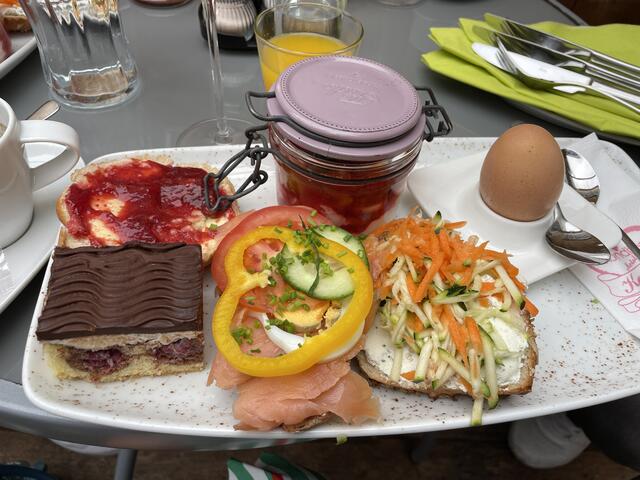 Lachs, Joghurt, Ei, Marmeladesemmerl und Kuchen. 
