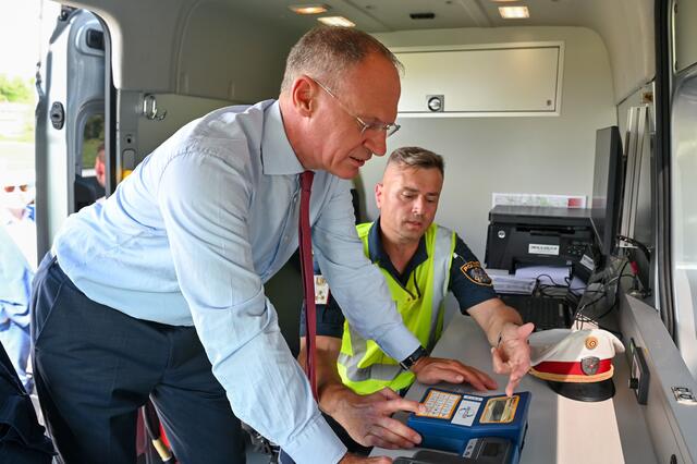 Innenminister Gerhard Karner machte sich in Schwertberg ein Bild von Schwerpunktkontrollen gegen Drogenlenker im Straßenverkehr. | Foto: BMI