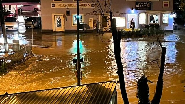 Durch ein Gewitter und starke Regenfälle kam es gestern, Samstrag, 08. Juni 2024 zu mehreren Unwettereinsätzen in der Steiermark. Im Bild: Der über die Ufer getretene Schöcklbach in Graz-Andritz. | Foto: APA