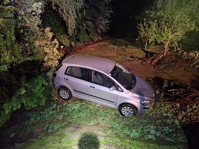 Unter anderem wurden Keller wurden überschwemmt, Autos weggespült und Gebäude beschädigt – die Dimension der entstandenen Sachschäden ist noch unklar. | Foto: zVg