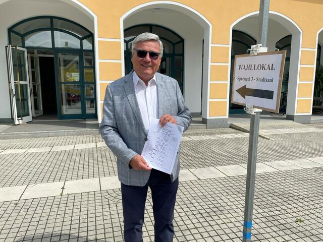 Der EU-Kandidat Diether Schiefer aus Waidhofen/Thaya bei seiner Stimmabgabe. | Foto: Töpfl