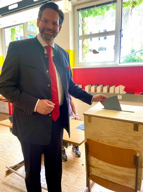 DER VP-EU-Abgeordnete Lukas Mandl stimmte in Gerasdorf ab und sagt nach der Trendpronose: "Wir stehen vor großen Herausforderungen, aber auch vor großen Chancen". | Foto: VPNÖ