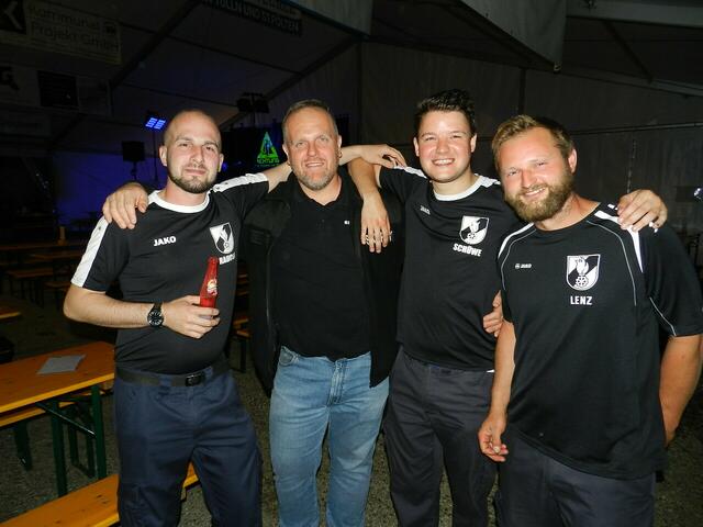 Michael Rauchecker, Reinhard Loidl, Michael Schibich, Lorenz  Rumel ( auf einen Feuerwehrfest  trinken die Teilnehmer der Wettkämpfe  Bier zur Entspannung)