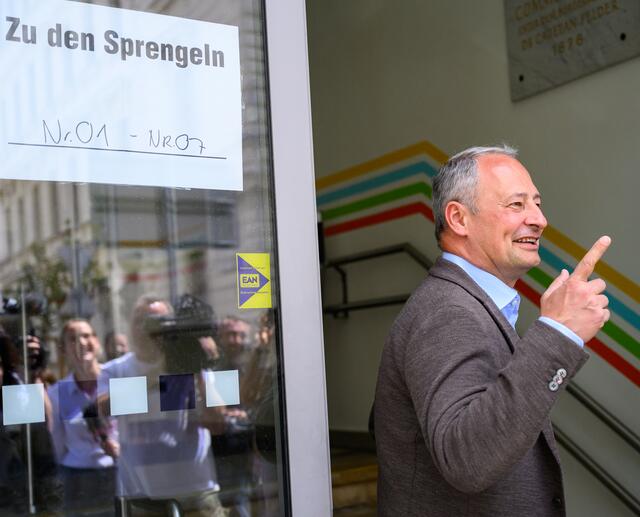 SPÖ-Spitzenkandidat Andreas Schieder vor seiner Stimmabgabe in Wien. | Foto: APA