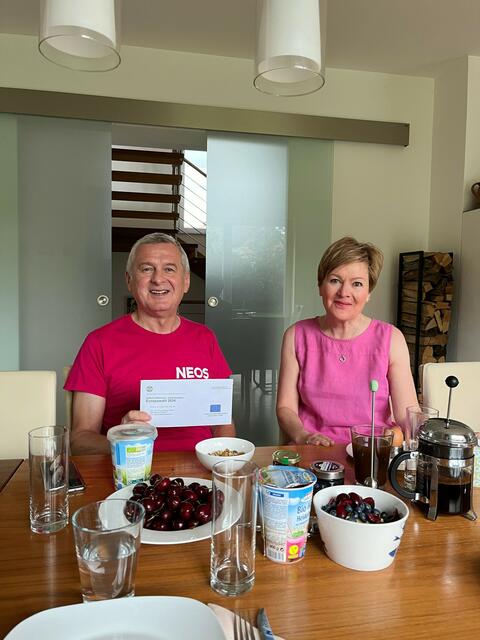 NEOS-Teamlead von Zwettl, Walter Spitaler, stärkt sich mit seiner Frau Johanna bei einem gemeinsamen Frühstück, bevor es zur Wahl geht. | Foto: NEOS