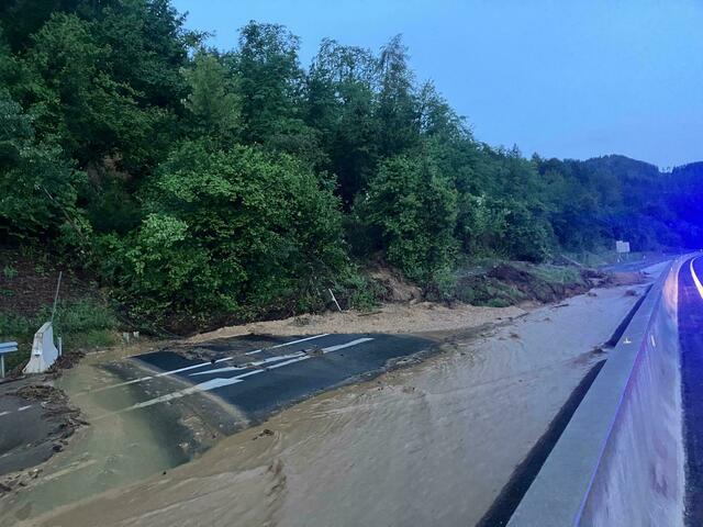 Nach Murenabgängen bleibt die A9 nördlich von Graz vorerst gesperrt. | Foto: Asfinag