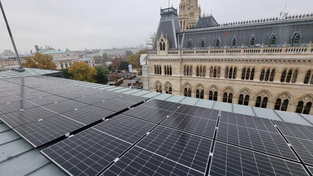 Auf den Dächern von vier Wiener Wohnhausanlagen wurden neue Photovoltaik-Anlagen montiert. So sollen 116 Tonnen CO₂ pro Jahr gespart werden. | Foto: Wien Energie