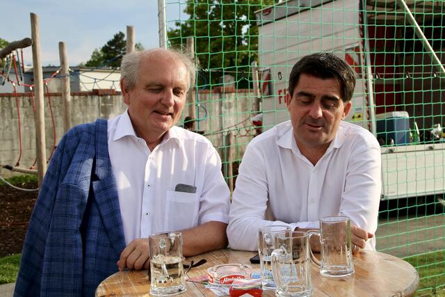 Bezirkshauptmann und Bürgermeister in weißen Hemden.