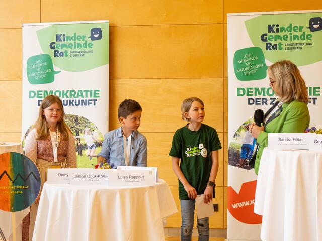 Kinderbürgermeister:innen Romy Knauß (Schladming), Simon Onuk-Körbler (Leutschach an der Weinstraße), Luisa Rappold (St. Margarethen bei Knittelfeld) mit Sandra Höbel (Geschäftsführerin der Landentwicklung Steiermark)



 | Foto: Elena Königshofer