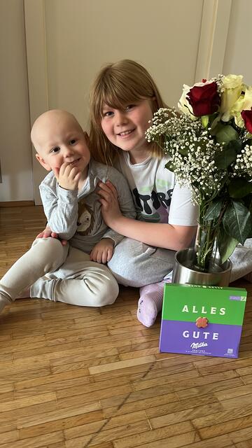 Während der einzelnen Therapiephasen darf der Dreijährige auch immer wieder nach Hause – dann ist fast alles normal. | Foto: Privat