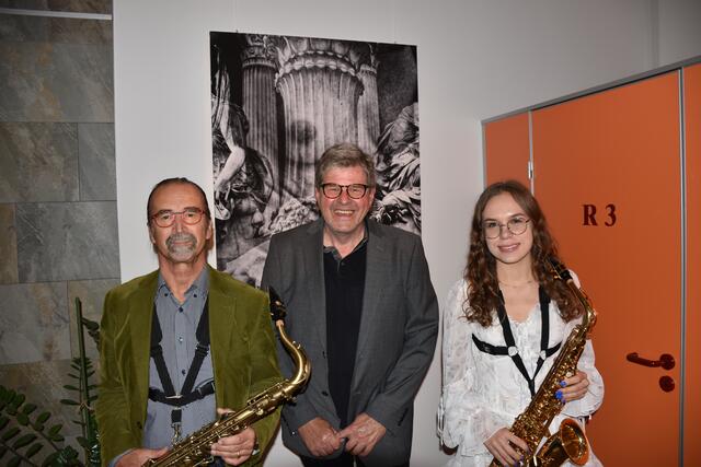 Eröffneten die Vernissage "Bewegtes Land": Werner Schuster, Franz Baldauf und Anna Pashchenko | Foto: Zezula