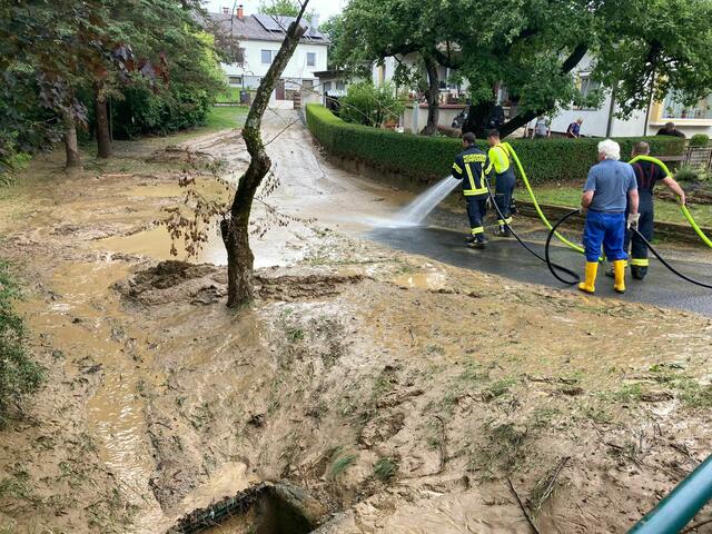 Die Feuerwehr Kohfidisch im Einsatz, um die Straße zu säubern. | Foto: Feuerwehr Kohfidisch