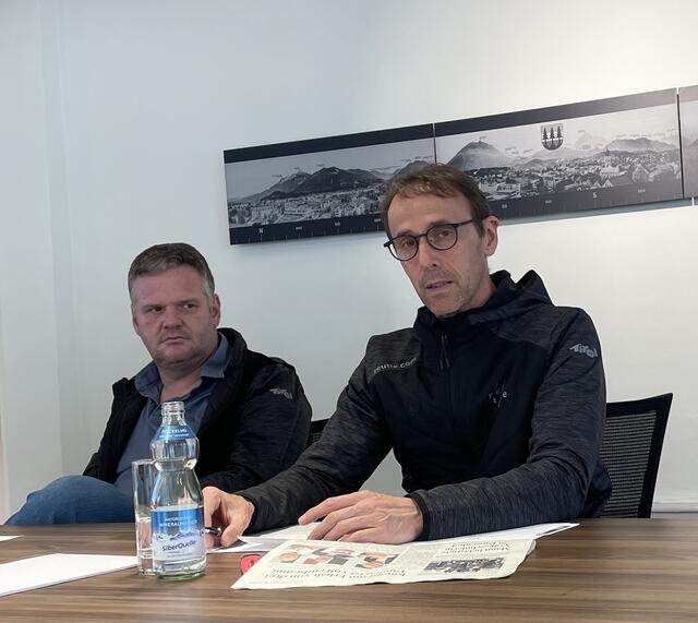 Bgm. Salchner (re.) betont: "Das Wappen von Reutte ist ein Hoheitszeichen und wird nicht zerstört oder abgeschafft". | Foto: Hartman