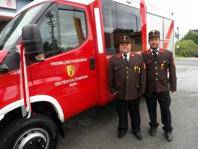 Die Kommandanten Robert Wolf und Gerald Bauer und das neue Auto, . | Foto: Peter Sattler