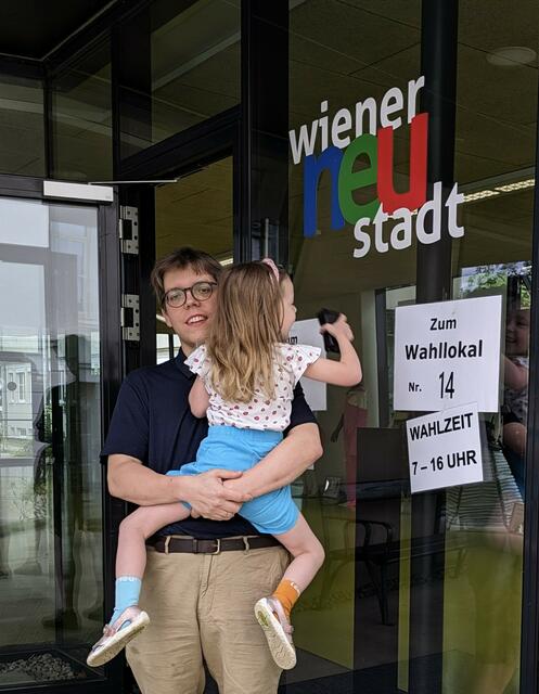 NEOS Teamlead Bernhard Lutzer aus Wiener Neustadt mit seiner Tochter. | Foto: Lutzer